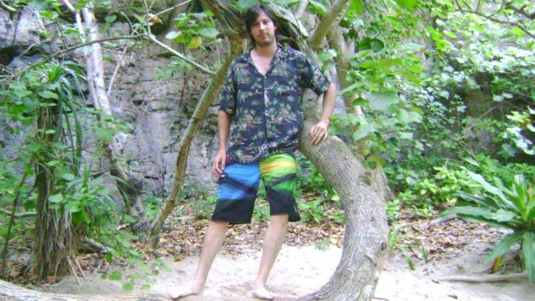 Barco en aguas turquesas