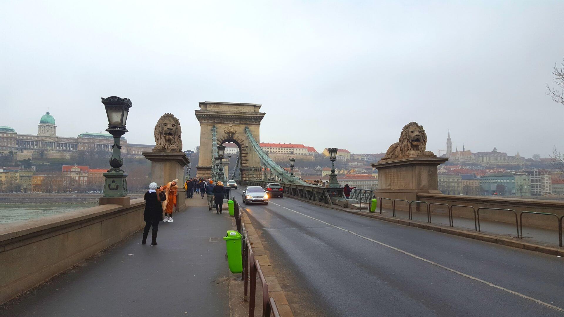 Puente de las Cadenas de noche
