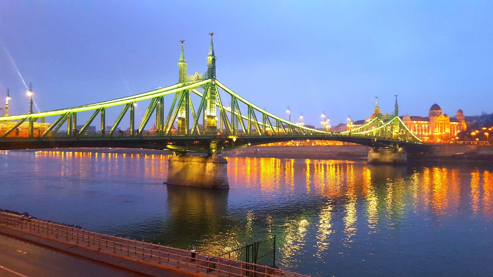 Puente de las Cadenas iluminado