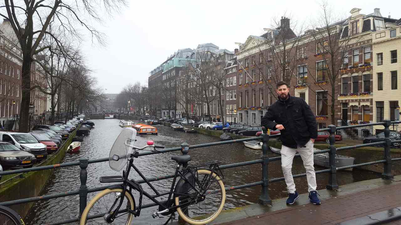 Canales de Ámsterdam - destino ideal para viajar solo